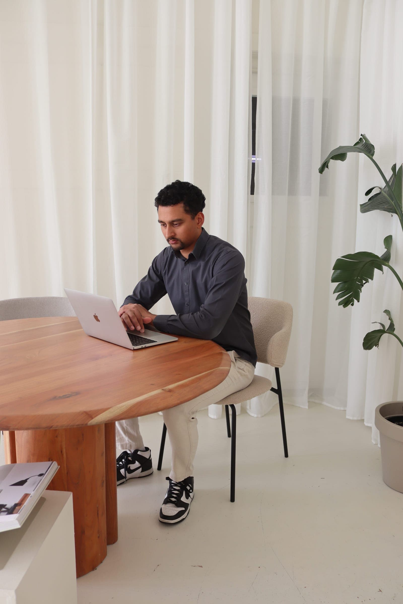 Werkplek aan de lange houten tafel op kantoor bij We Got It Marketing
