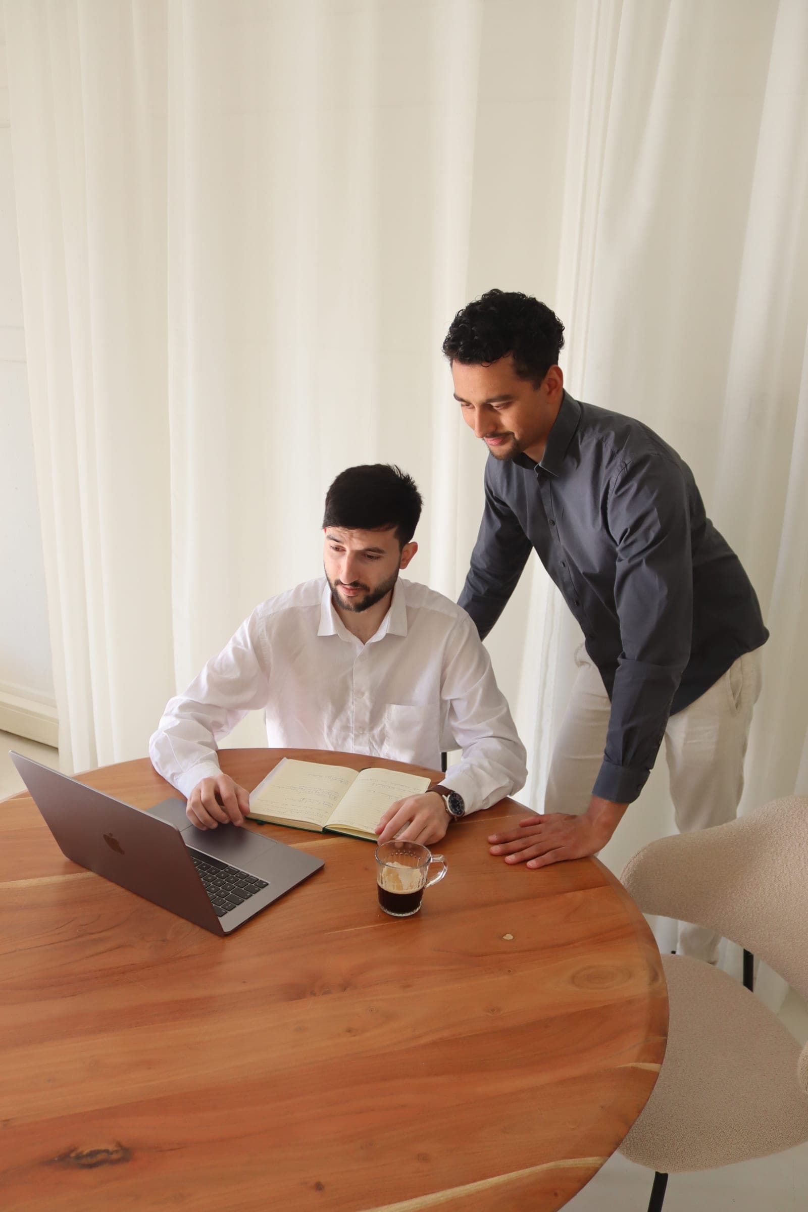 Twee collega’s nemen samen de cijfers van een Google Ads-account door