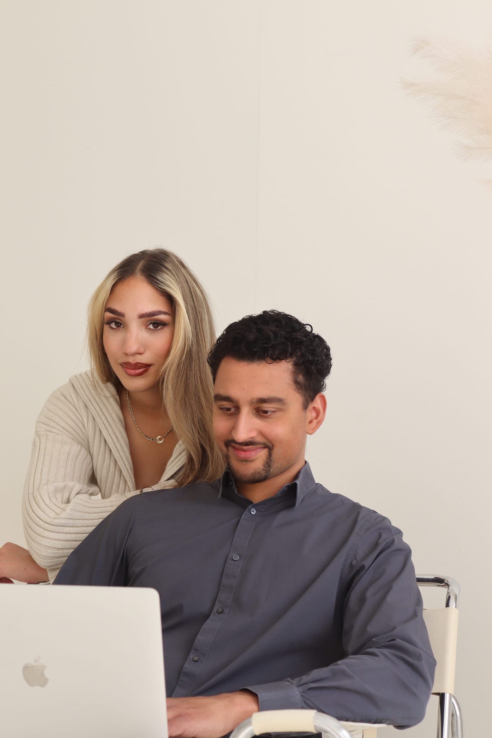 Twee collega’s kijken samen naar één scherm